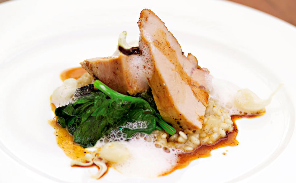 Kalbsstelze mit jungem Knoblauch und Vanille • Rezept • GUSTO.AT