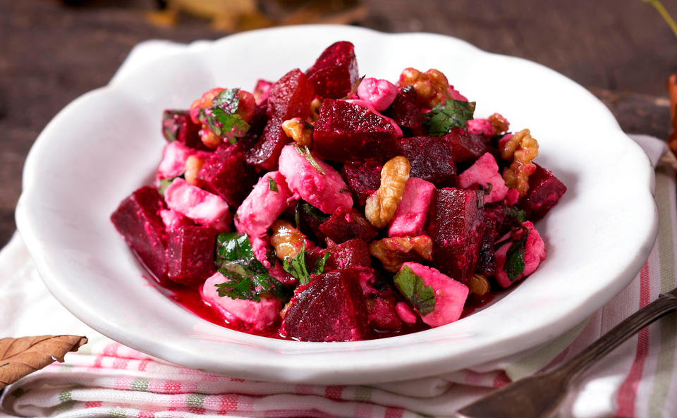 Rote-Rüben-Salat mit Schafkäse und Nüssen