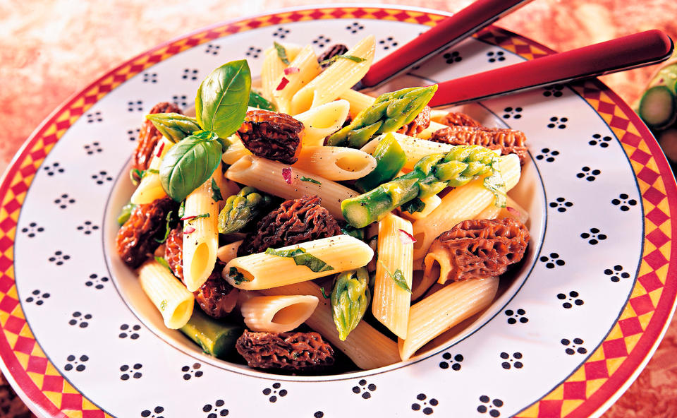Nudeln mit Morcheln und Spargel