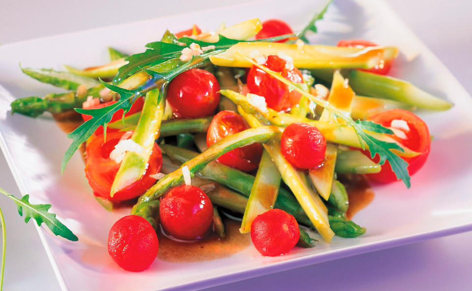 Salat von grünem Spargel, Paradeisern und Rucola