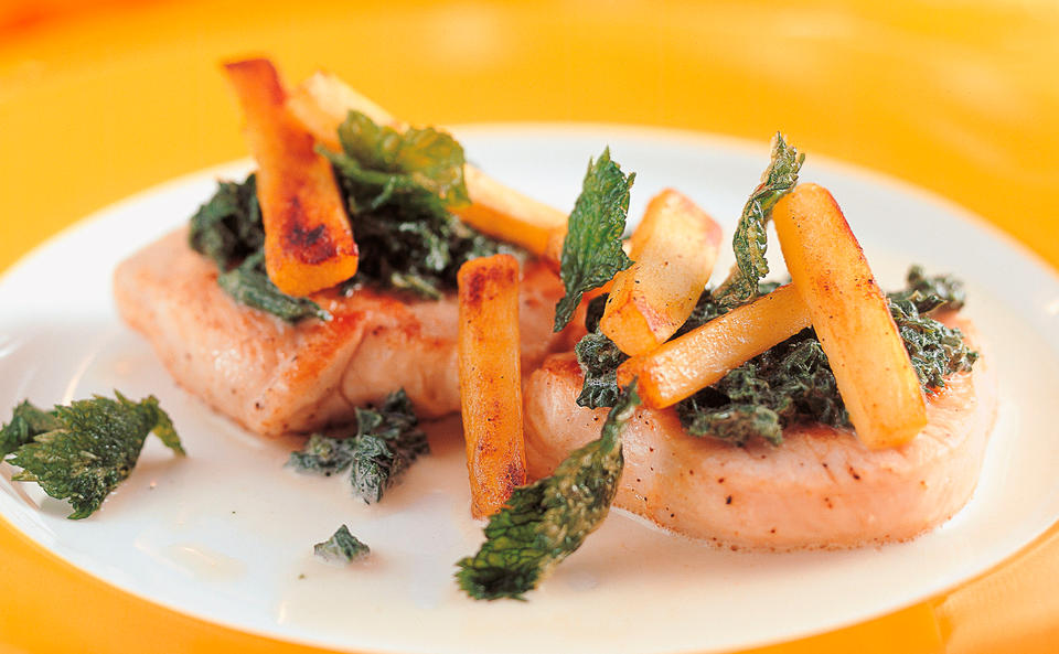 Putenmedaillons mit Brennnesselsauce und Pastinaken • Rezept