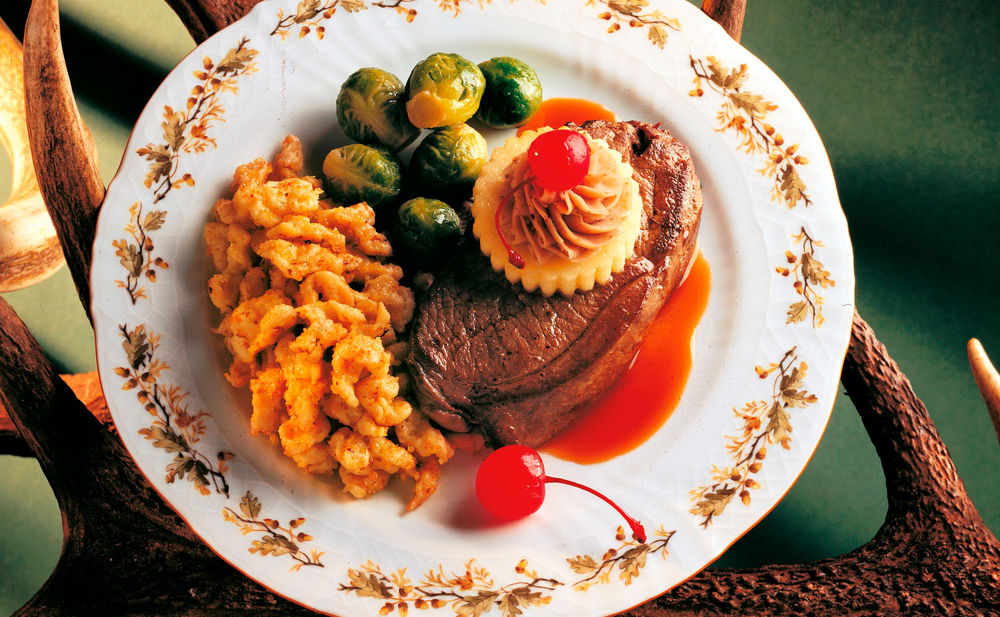Hirschsteaks mit Nuss-Spätzle und Kohlsprossen • Rezept • GUSTO.AT