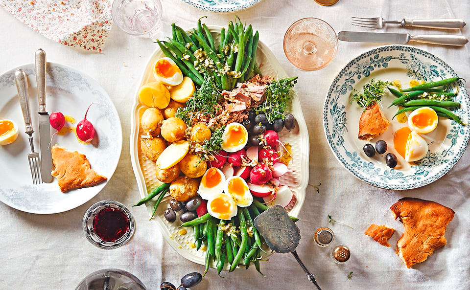 Salade nicoise mit Vinaigrette und Fougasse