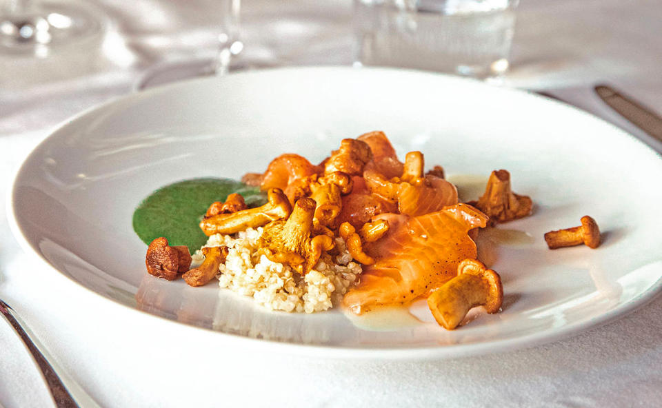 Gebeizter Saibling mit Eierschwammerlsalat und Quinoa