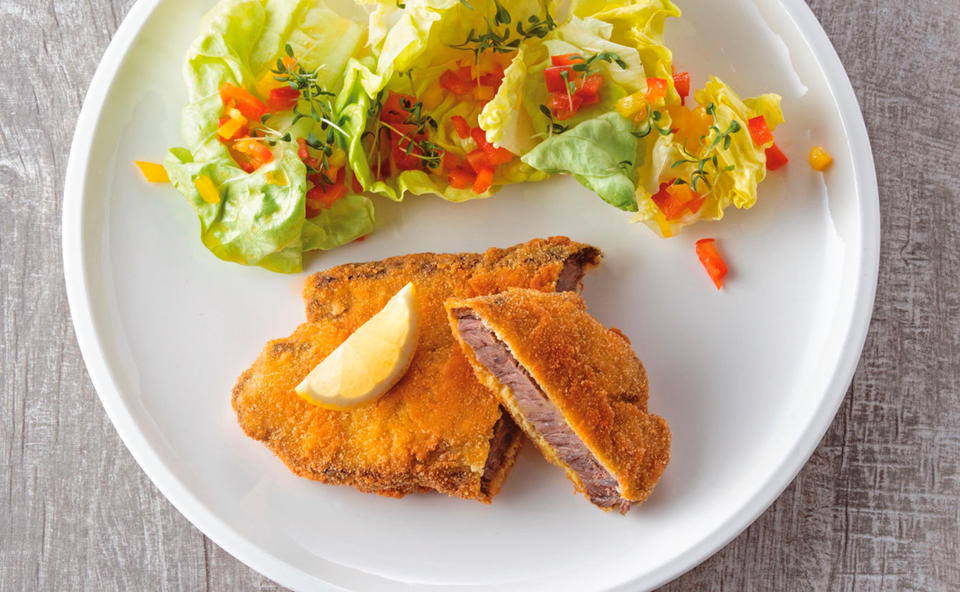 Backfleisch mit grünem Salat und Paprikadressing