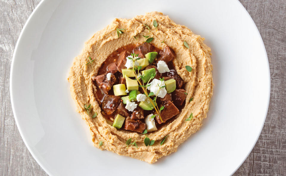 Rindsragout mit Hummus, Avocado und Feta