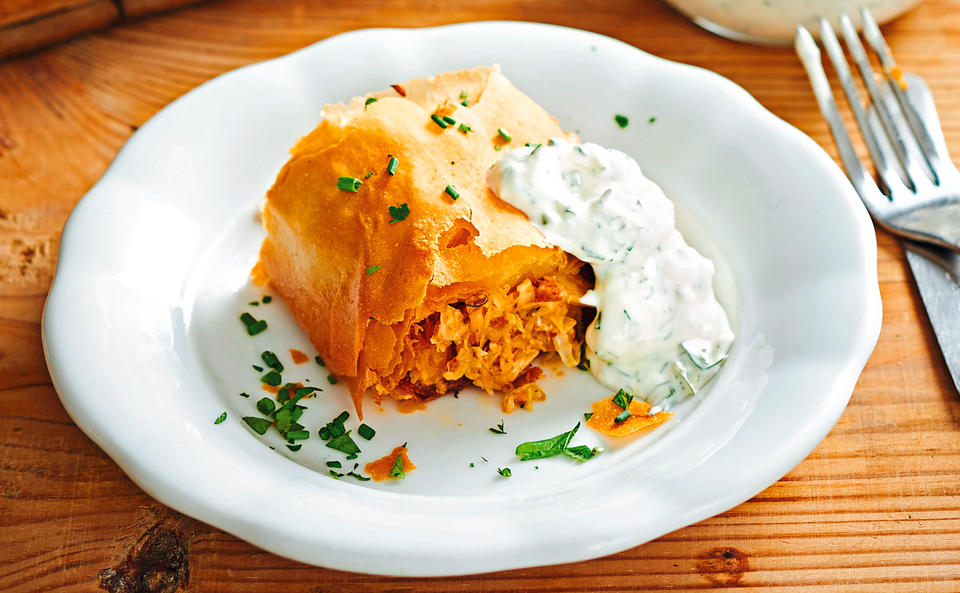 Grammel-Kraut-Strudel mit Kräuter-Dip