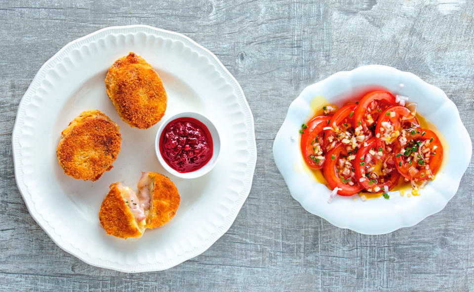 Knödel-Cordon-bleu mit Paradeissalat