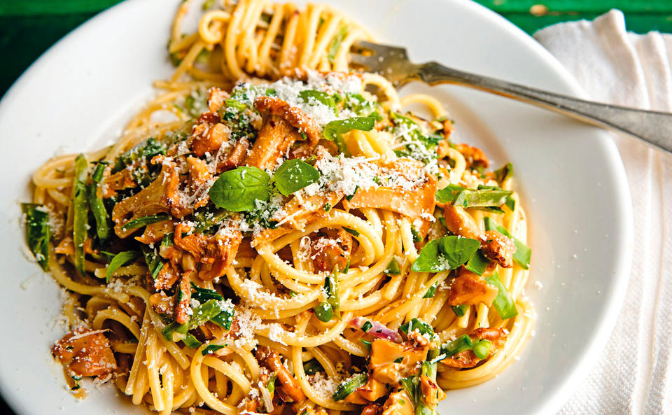 Spaghetti mit Eierschwammerlsauce und Zuckerschoten