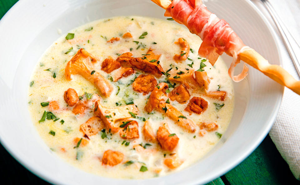 Eierschwammerlsuppe mit Grammeln und Schinken-Grissini