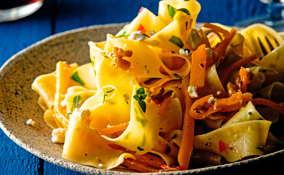 Pappardelle mit Kürbis, Feta und Walnüssen • Rezept • GUSTO.AT
