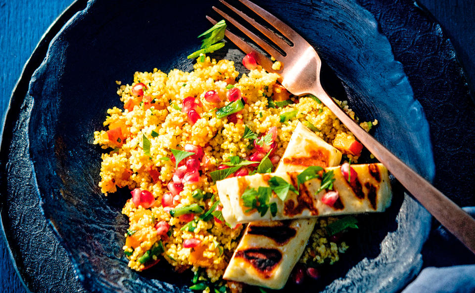 Kürbis-Couscous mit Granatapfel und Halloumi