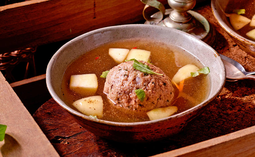 Ganslsuppe mit Gänseleberknödel