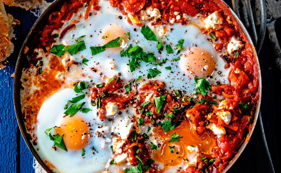 Butternuss-Shakshuka mit Paradeisern und Petersilie