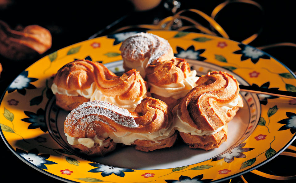 Brandteig-Schlangen mit Eierlikörcreme-Fülle