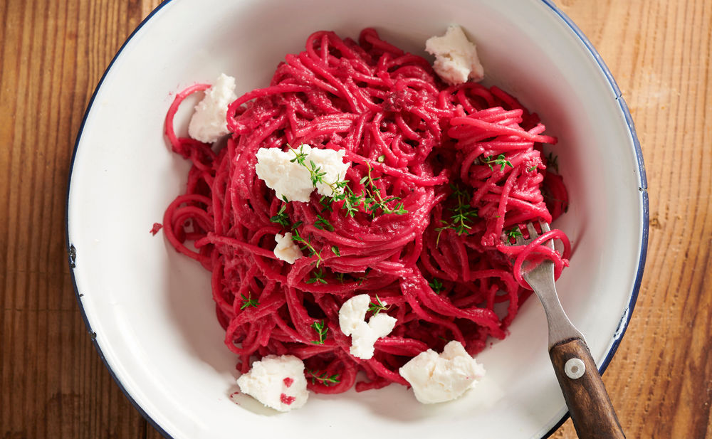 Spaghetti mit Rote-Rüben-Pesto und Feta • Rezept • GUSTO.AT