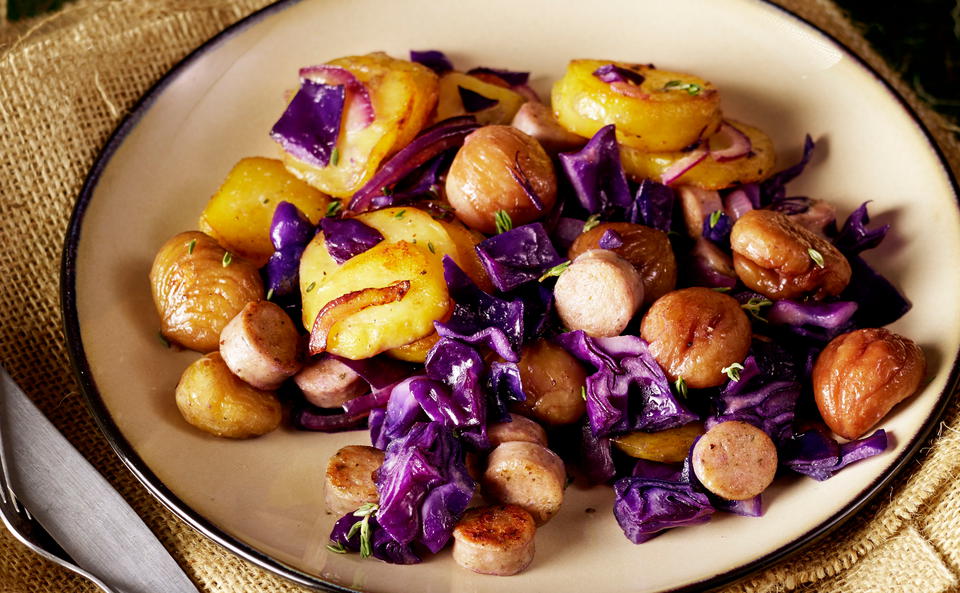 Rotkraut-Maronigröstl mit Bratwurst