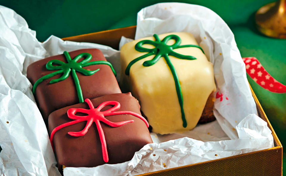 Orangen-Petit-fours mit weißer Schokolade