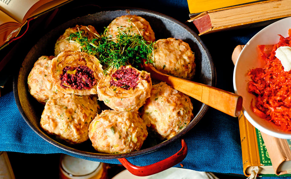 Brezenknödel mit Blunzenfülle auf Paprikakraut