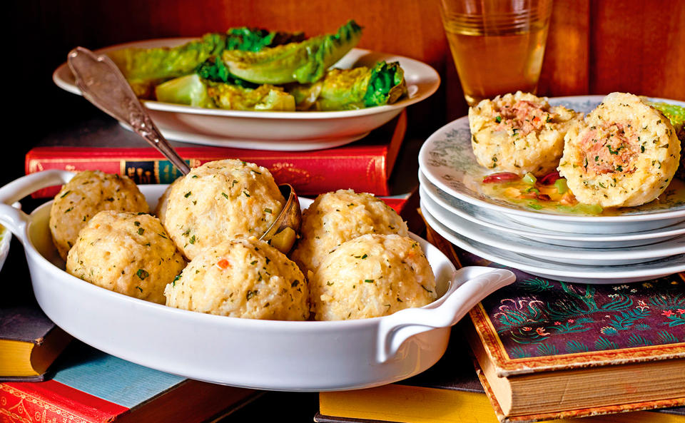 Reisknödel mit Thunfisch-Zucchinifülle auf Olivenfond