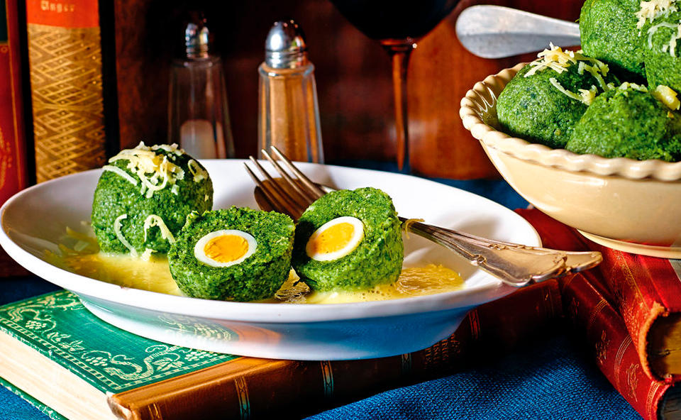 Spinatknödel mit Wachteleiern auf Erdäpfelsauce