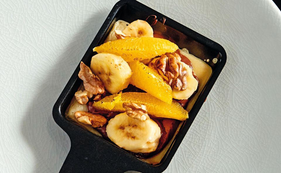 Raclette: Nougat-Schokocrêpes mit Orangen, Bananen und Nüssen