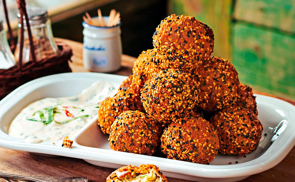 Karfiol-Falafel in Sesampanier mit Limetten-Chili-Mayonnaise