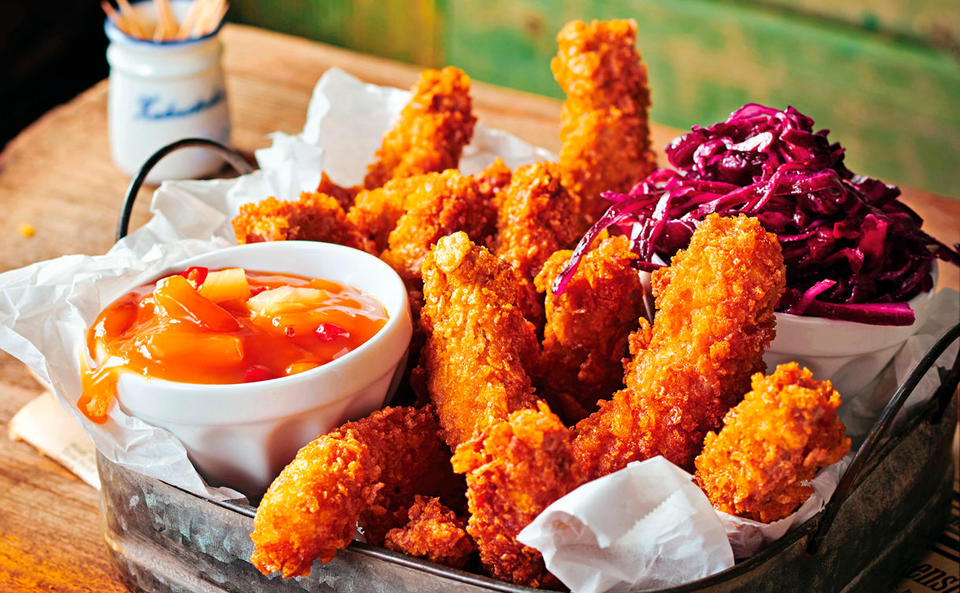 Sticky Fingers mit Rotkrautsalat und süß-saurer Sauce