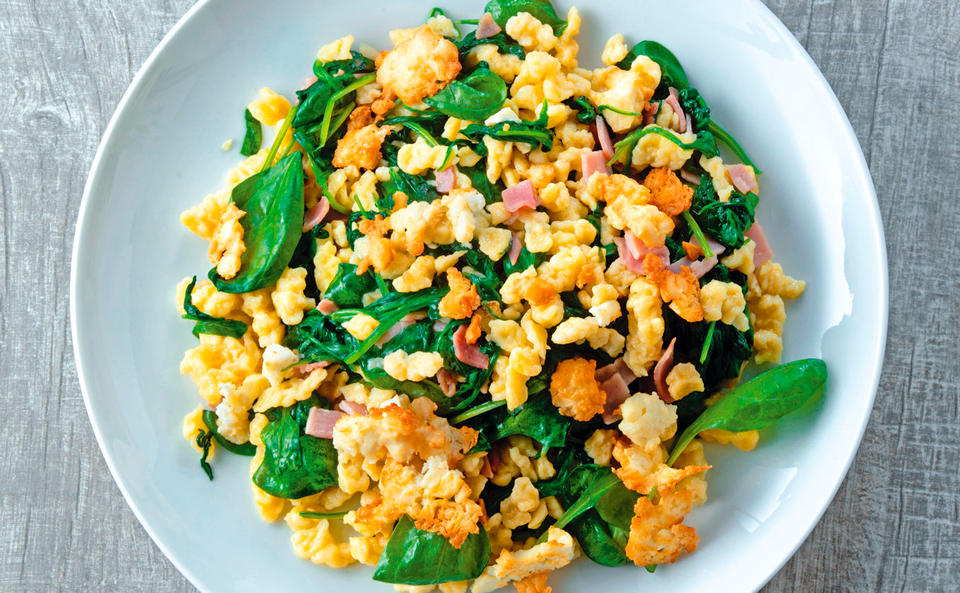 Spinatnockerl mit Schinken und Feta