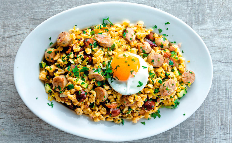 Nockerlpfanne mit Würstel und Champignons