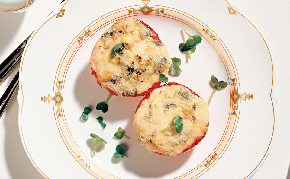 Paradeiser mit Blauschimmelkäse überbacken