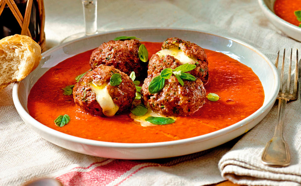 Polpette mit Mozzarellafülle in Paradeissauce