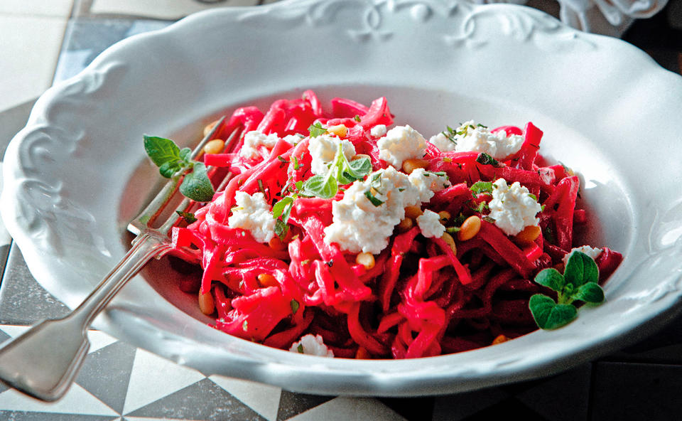 Rote-Rüben-Pasta mit Pignoli und Ricotta