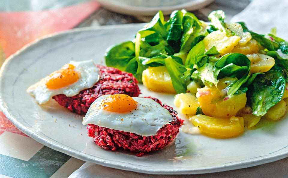 Rote-Rüben-Laibchen mit Erdäpfel-Vogerlsalat