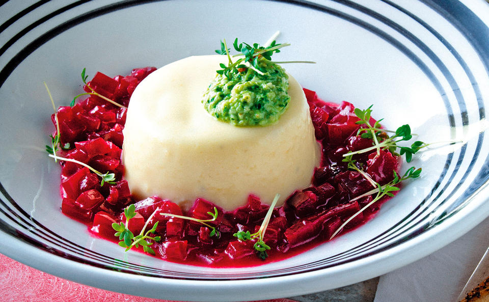 Panna Cotta mit Roten Rüben, Petersilie-Nusspesto und Mohnröllchen