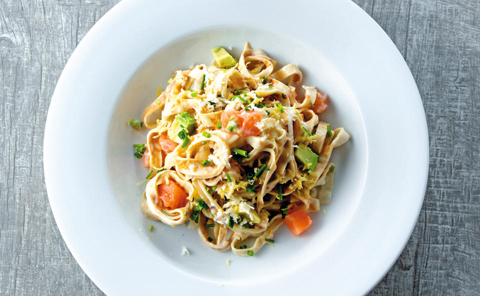 Frittatenpasta mit Räucherlachs, Avocado und Kren