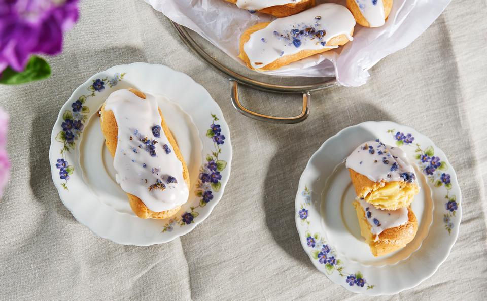 Eclairs mit Holunderblütencreme und kandiertem Flieder