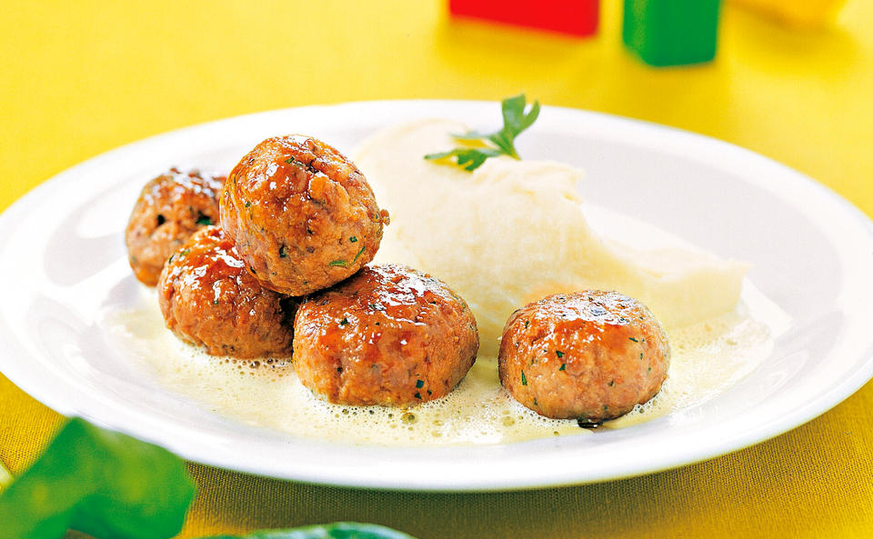 Fleischbällchen mit Spinatsauce und Erdäpfelpüree