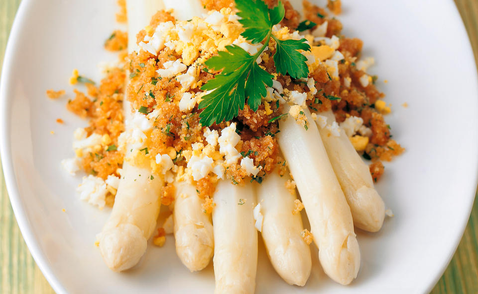 Weißer Spargel mit Butterbröseln