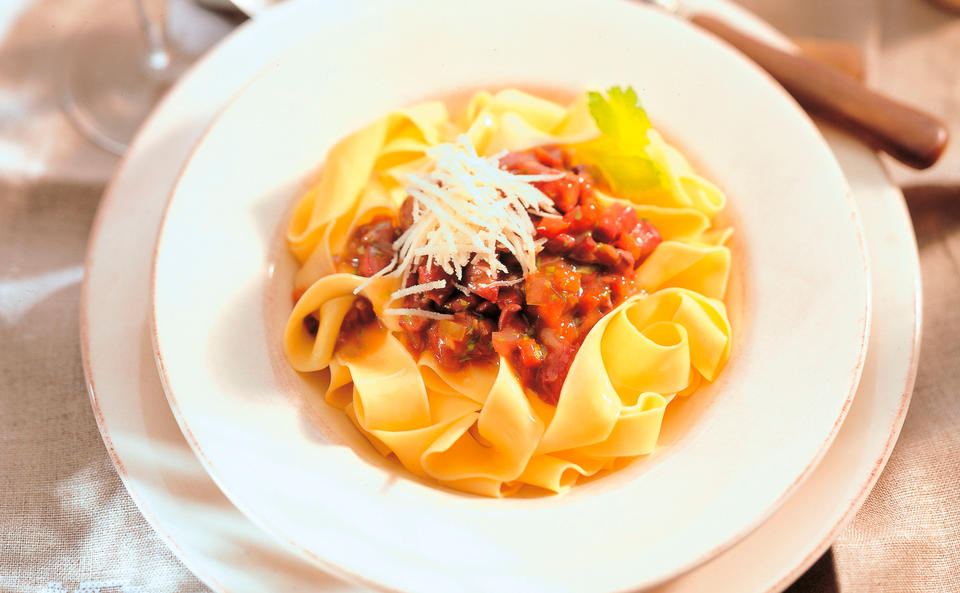 Bandnudeln mit Hasenragout • Rezept • GUSTO.AT