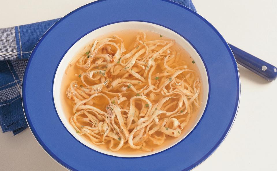 Suppeneinlage: Kräuter-Frittaten • Rezept • GUSTO.AT