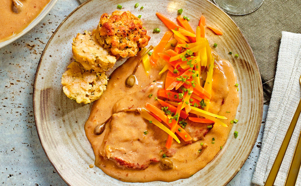 Kalbsschnitzel mit Rahmsauce und Semmelauflauf