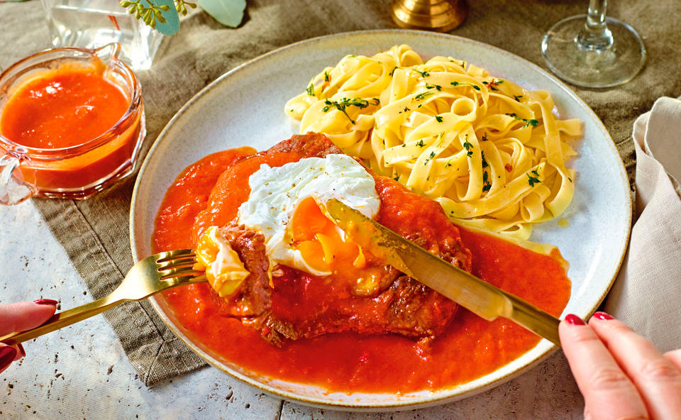 Rostbraten mit Paprikasauce, pochiertem Ei und Tagliatelle