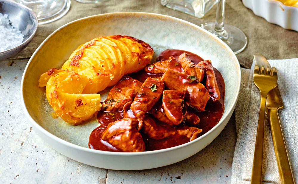 Kalbsgeschnetzeltes mit Hagebuttensauce und Erdäpfelgratin • Rezept