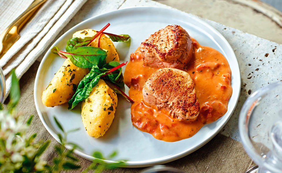 Schweinsfilet mit Käsesauce und Polentanockerln