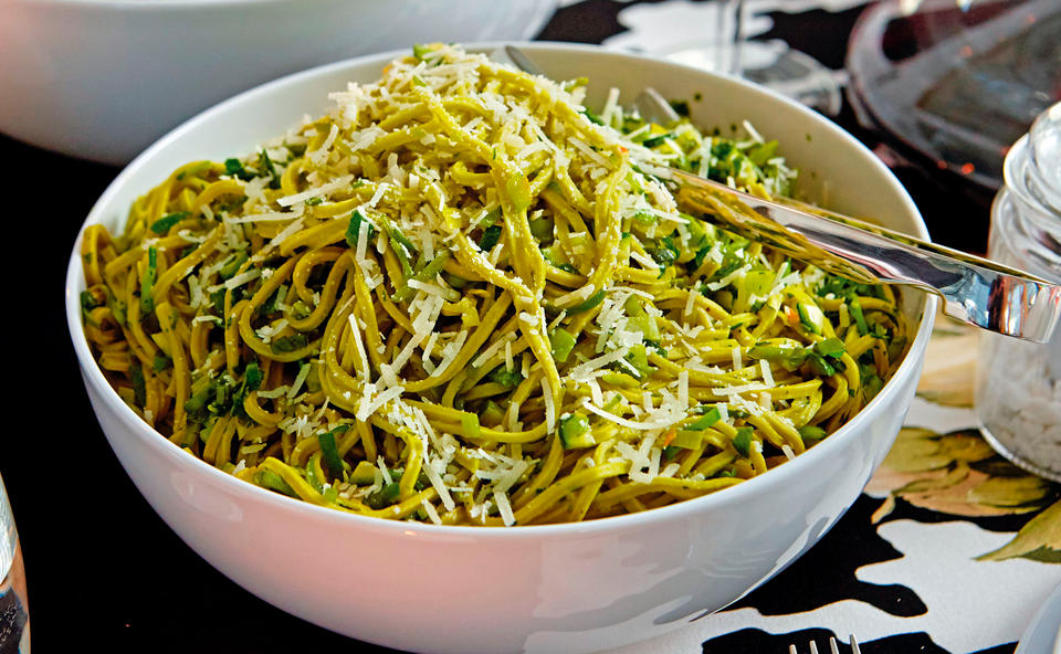 Spinat-Tagliolini mit Kräuter-Gemüsesauce