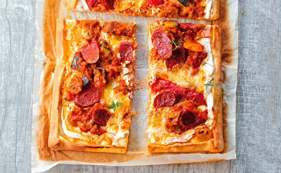 Flammkuchen mit Ratatouille, Chorizo und Mozzarella