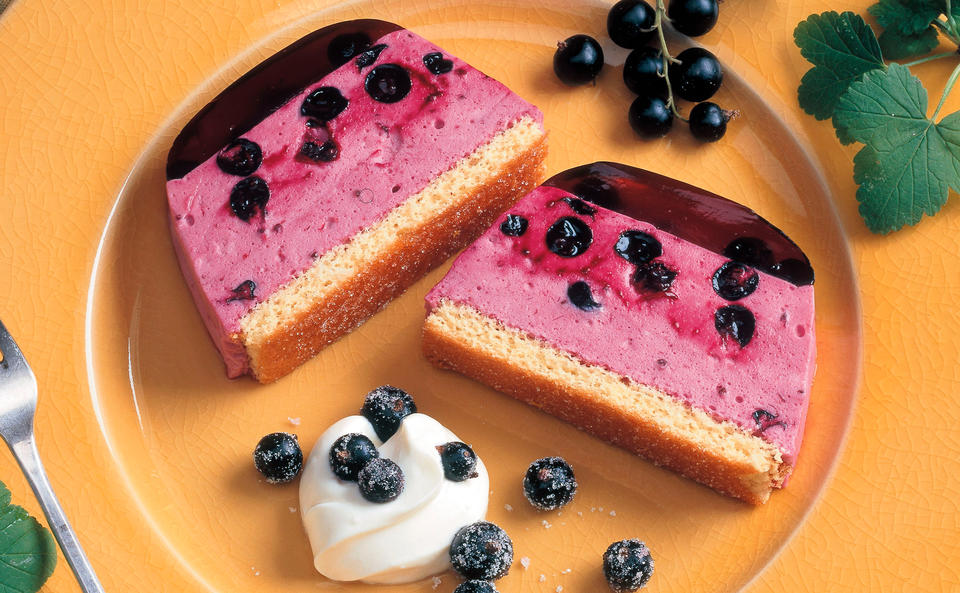 Terrine mit schwarzen Ribiseln