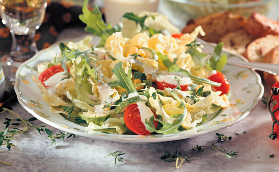 Sommersalat mit Joghurtdressing