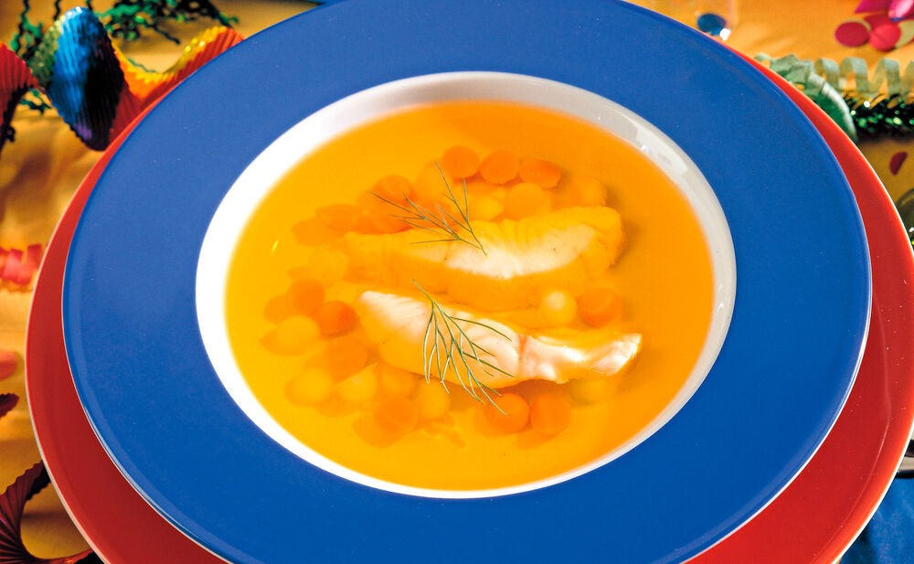Klare Fischsuppe mit Zander und Gemüseperlen • Rezept • GUSTO.AT